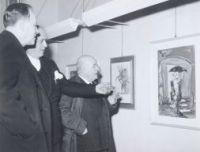 Rodolfo De Angelis (primo da destra), fotografia a vernissage di mostra personale (anni Sessanta)